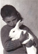 foto van kind met een konijn in zijn armen